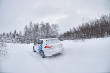 Anvelopele de vară pe timp rece, avantaje și riscuri