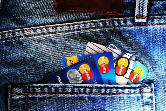 Cum să-ți crești scorul de credit în mod responsabil
