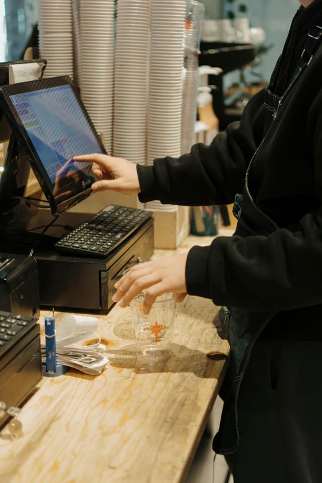 Avantajele și dezavantajele plăților fără numerar