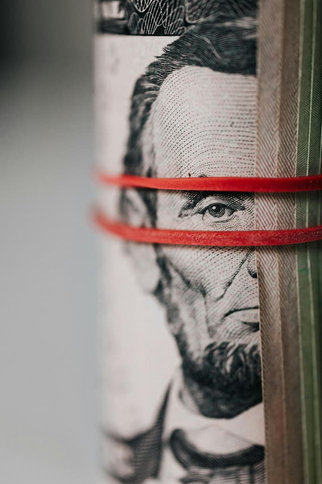 Mituri financiare care te împiedică să economisești bani
