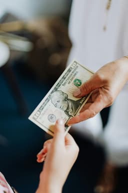 Amanet vs credit rapid: opțiuni de împrumut pe termen scurt