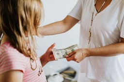 Ghid de economisire pentru tineri părinți