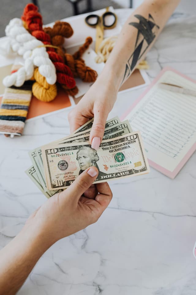 Amanet vs credit rapid: opțiuni de împrumut pe termen scurt