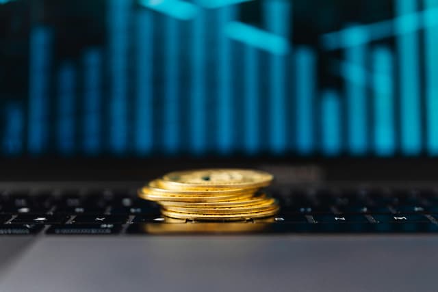 Economii vs. investiții: unde să pui banii în 2025?