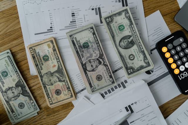 De ce economisim mai puțin chiar dacă salariile cresc ușor