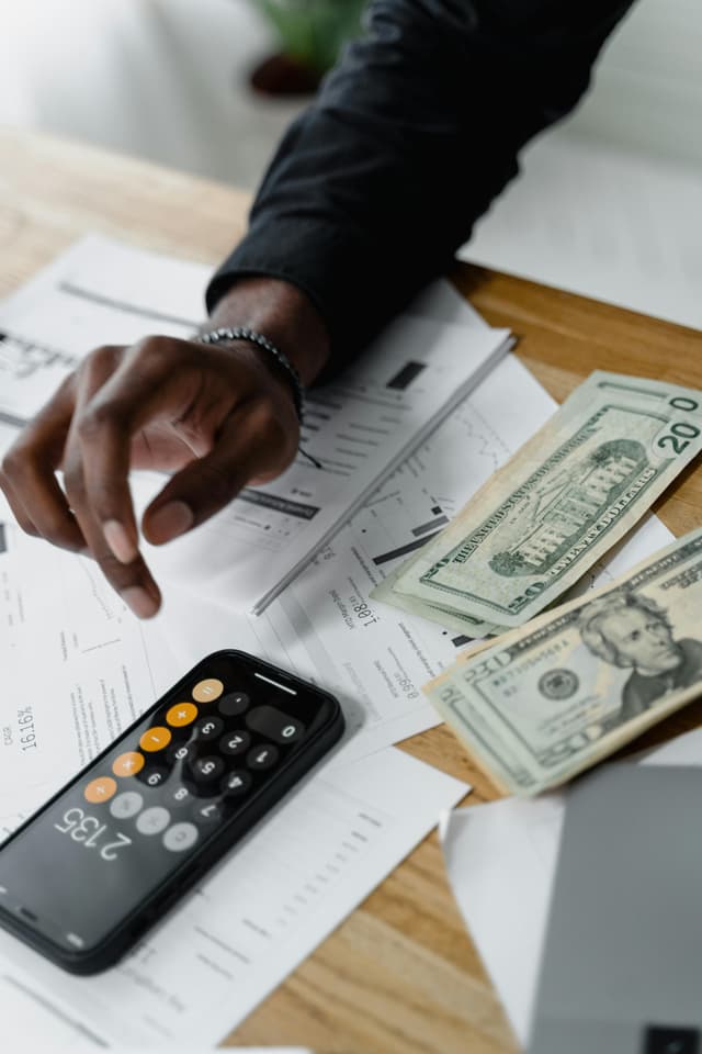 Cum te ajută tehnologia să economisești bani în fiecare lună