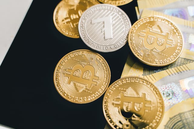 Monede virtuale vs acțiuni tradiționale: ce aleg investitorii?