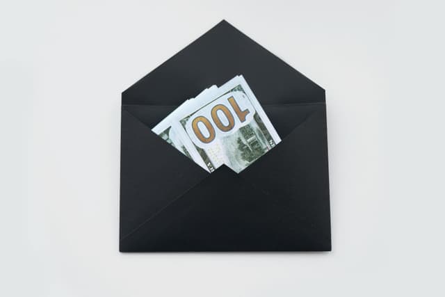 Ce să faci cu prima de Crăciun: economisire vs. cheltuieli