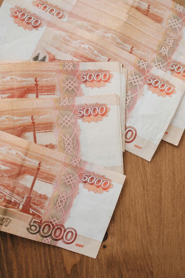 Cum interacționează politicile bugetare și monetare