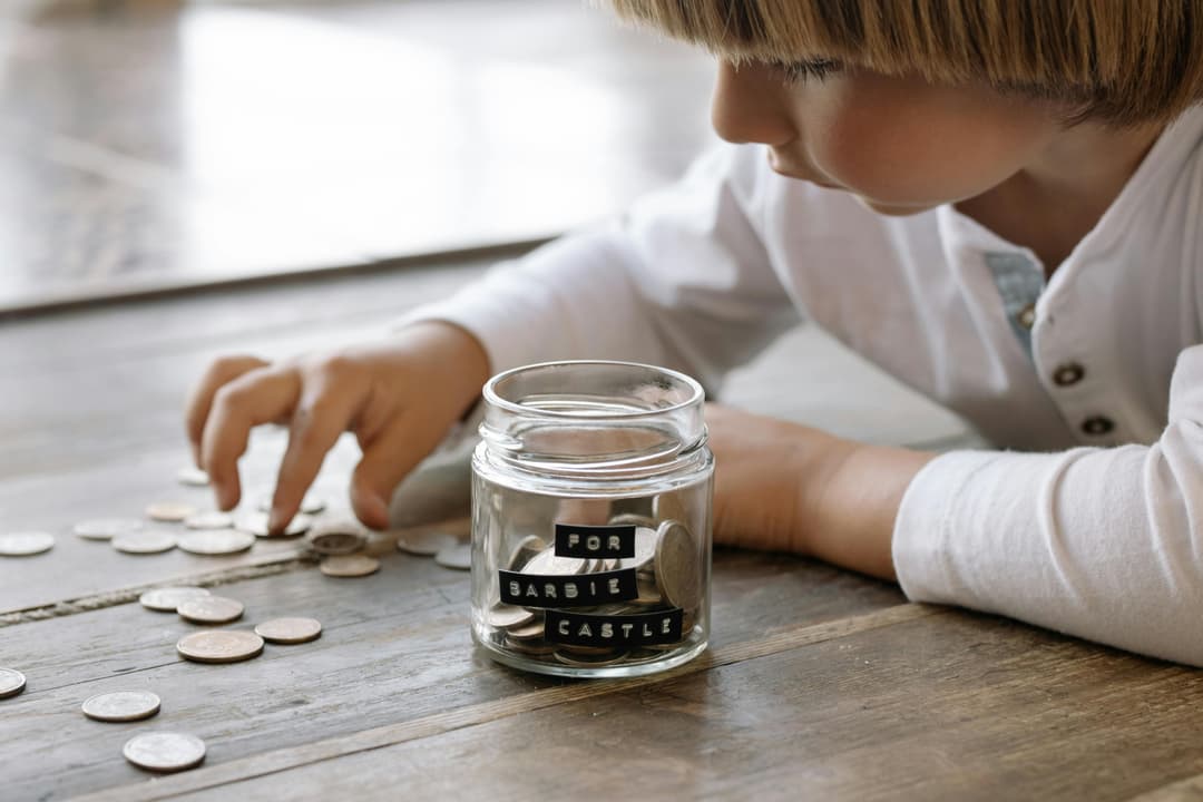 Cum să-ți înveți copiii despre bani și economisire