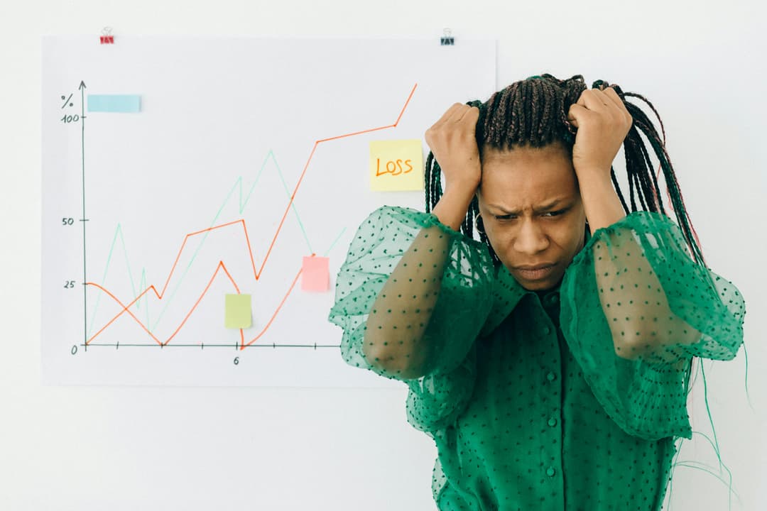 Gestionarea emoțiilor în investiții: frica și lăcomia