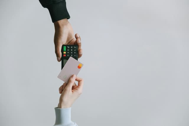 Cum îți influențează scorul de credit plata la timp a facturilor