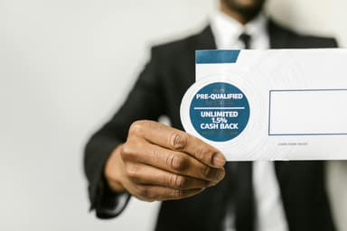 Cash vs card: cum e mai bine să-ți gestionezi banii?