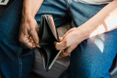 Cum influențează instabilitatea politică costul de finanțare