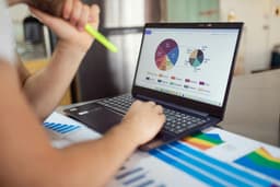 Planificare financiară când economia crește lent – cum alegi între risc și siguranță