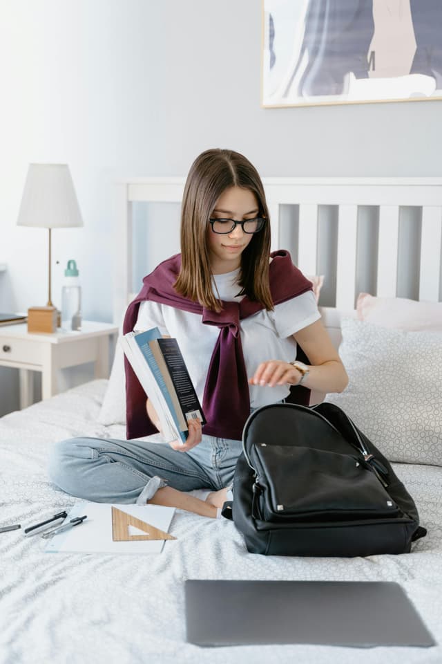 Educație financiară pentru adolescenți – cum îi pregătim pentru realitate